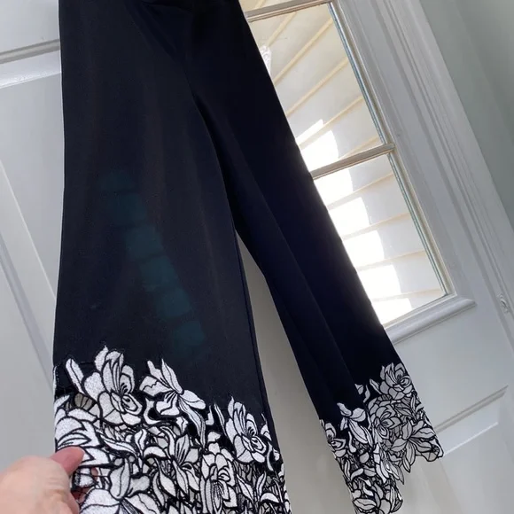 COPY - NWOT.  Issac Mizrahi, women’s size XS, capri length pants. - Picture 3 of 5